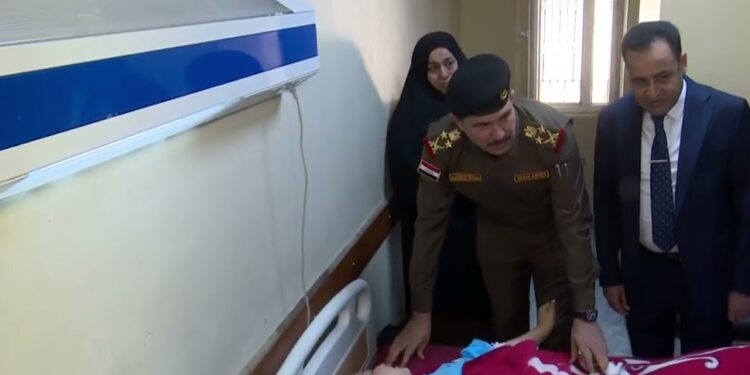 بالفيديو سكرتير القائد العام في جولة داخل مستشفى الكندي لتفقد جرحى تفجير حي البنوك