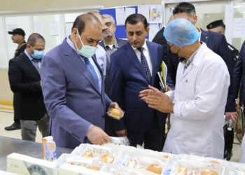 وزير النقل يجري جولة ميدانية في مطابخ الخطوط الجوية العراقية 