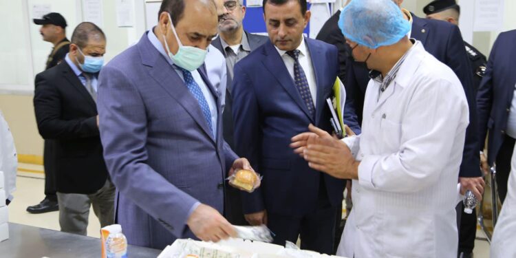 وزير النقل يجري جولة ميدانية في مطابخ الخطوط الجوية العراقية 