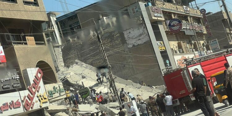 إنقاذ 13 شخصاً من أسفل ركام البناية المنهارة في الكرادة