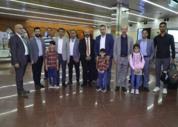 وصول الأيتام العراقيين الثلاثة إلى مطار بغداد بعد أن تقطعت بهم السبل في تركيا