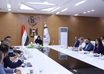 عقد اجتماعاً موسّعا لــوزيرة الاتصالات لمعالجة ضعف خدمة الإنترنت