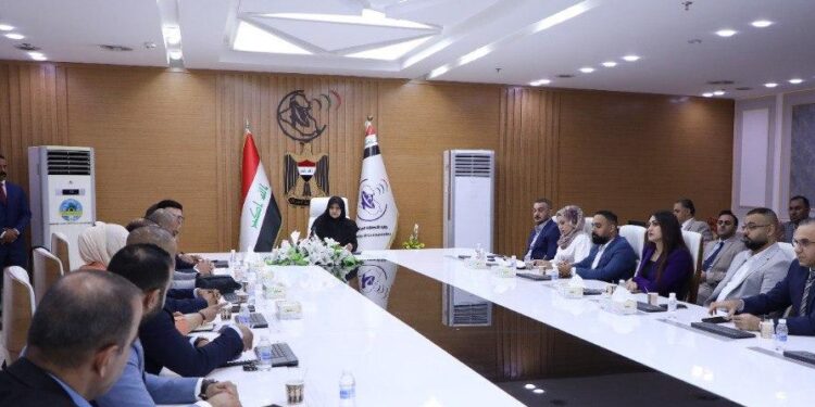 عقد اجتماعاً موسّعا لــوزيرة الاتصالات لمعالجة ضعف خدمة الإنترنت