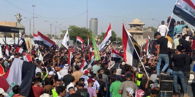 بالفيديو تجمع المتظاهرين في ساحة النسور