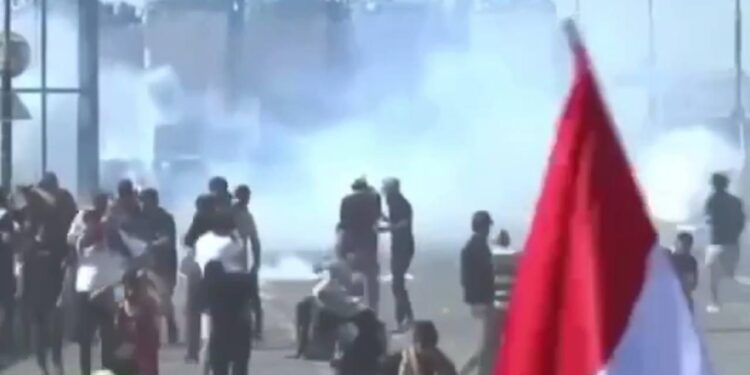 رصد حالات اختناق لعدد من المتظاهرين والصحفيين على جسر الجمهورية ببغداد