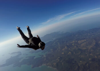 بقيَ 24 ساعة في البحر وانتُشل حياً ,,  قصة قافز المظلات الأمريكي