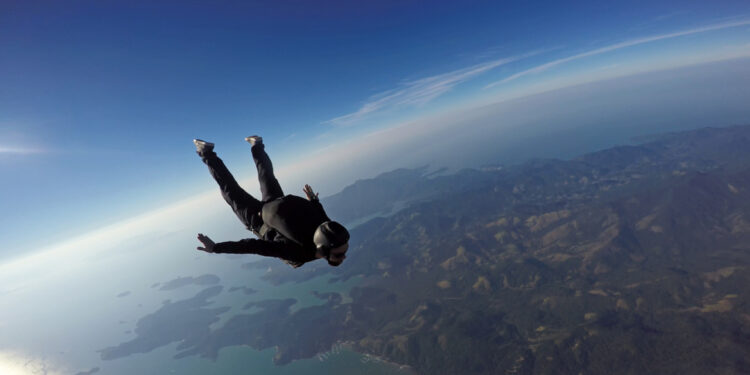 بقيَ 24 ساعة في البحر وانتُشل حياً ,,  قصة قافز المظلات الأمريكي