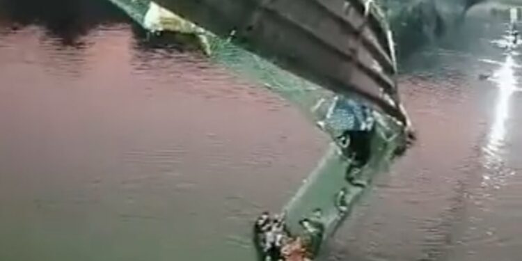 سقوط المئات في نهر بالهند بعد انهيار جسر معلق