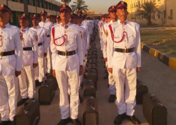الأكاديمية العسكرية تُلزِم طلابها بارتداء القيافة الرسمية خلال (النزول والالتحاق)