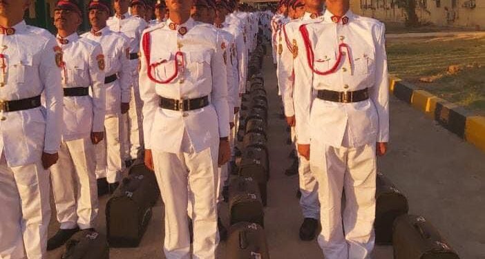 الأكاديمية العسكرية تُلزِم طلابها بارتداء القيافة الرسمية خلال (النزول والالتحاق)