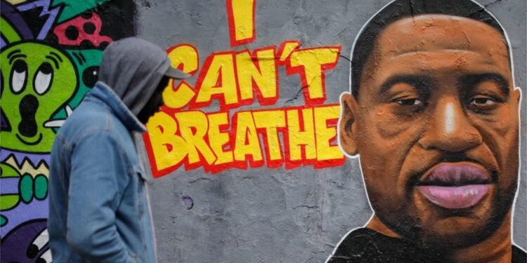 عائلة جورج فلويد تطالب كاني ويست بـ250 مليون $ كتعويض