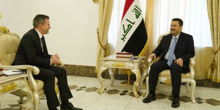 السوداني يستقبل السفير الكندي