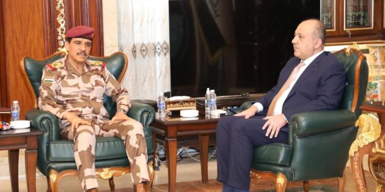 وزير الدفاع ثابت العباسي يستلم مهام منصبه في مقر الوزارة