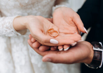 “القفص الذهبي” لم يعد مغرياً للشباب