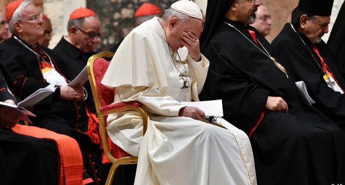 البابا فرانسيس يعترف.. القساوسة والراهبات يشاهدون المواد الإباحية