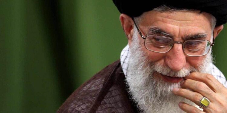 احتجاجات إيران “تعقد الخلافة” و ترقب لمواقف المشاهير ورجال الدين