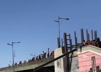 ازالة الحاجز الحديدي من على جسر الجمهورية من قبل الجماهير