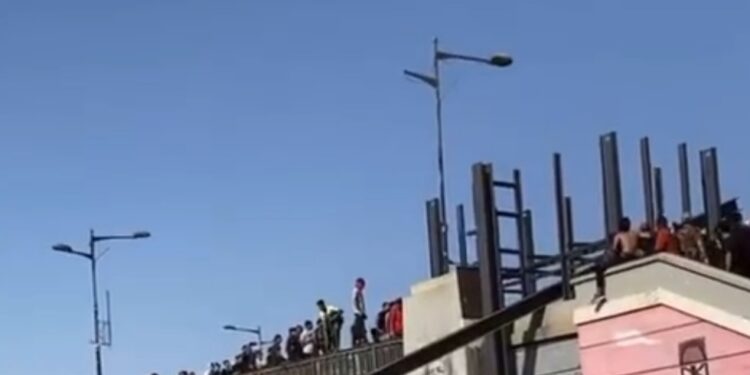 ازالة الحاجز الحديدي من على جسر الجمهورية من قبل الجماهير