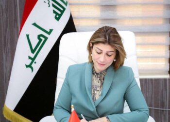 وزير الهجرة تصادق على تثبيت موظفي العقود