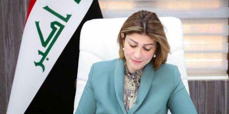 وزير الهجرة تصادق على تثبيت موظفي العقود