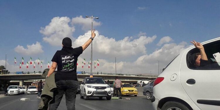 مع تجديد المسؤولين للتهديدات ,, احتجاجات إيران تحتدم في الشوارع