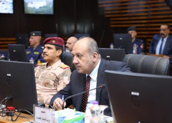 وزير الدفاع ووفد مرافق له يزور قيادة القوة الجوية