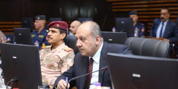 وزير الدفاع ووفد مرافق له يزور قيادة القوة الجوية