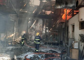 اكثر من 35 فرقة إطفاء تكافح حريق الوزيرية وعبوات العطور تنفجر وتتطاير