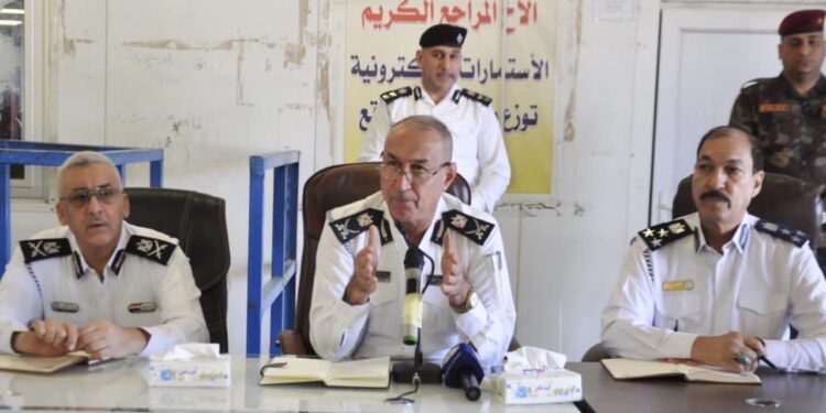 مدير المرور العام يعقد مؤتمراً موسع مع العاملين في مجمعات التسجيل في بغداد