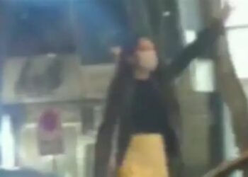 بالفيديو فتاة ايرانية بـ”ميكرو جيب” ودون حجاب تتظاهر وسط طهران