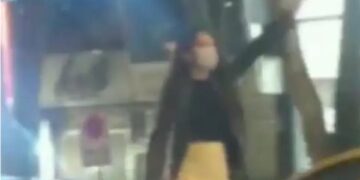 بالفيديو فتاة ايرانية بـ”ميكرو جيب” ودون حجاب تتظاهر وسط طهران