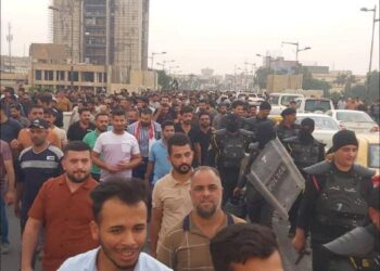 بالفيديو متظاهرو عقود الكهرباء يتوجهون نحو المنطقة الخضراء