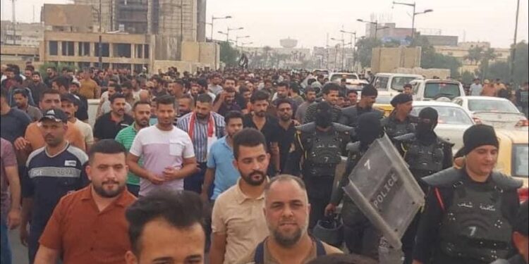 بالفيديو متظاهرو عقود الكهرباء يتوجهون نحو المنطقة الخضراء