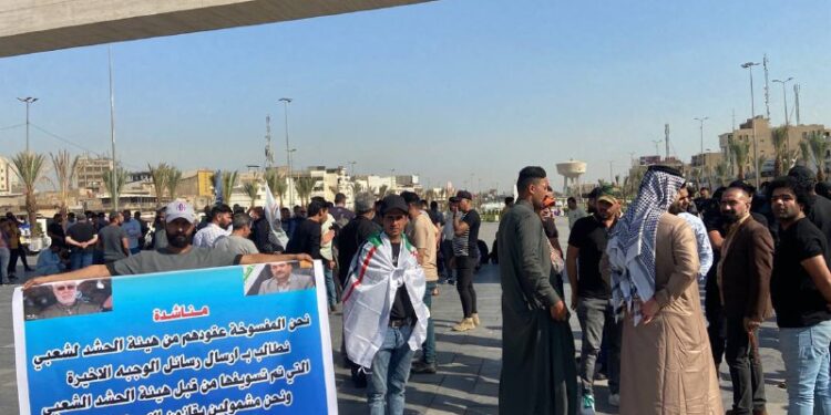 اصحاب عقود الحشد الشعبي يتظاهرون في التحرير ويكشفون فساداً بملف (المفسوخة عقودهم)