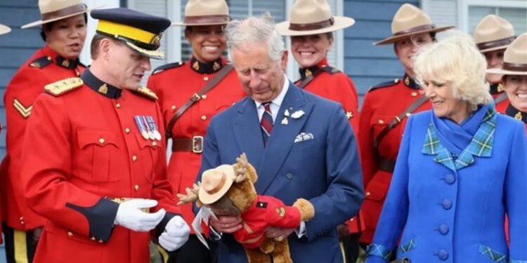 قصة الدمية التي لا تفارق الملك البريطاني منذ طفولته حتى الآن