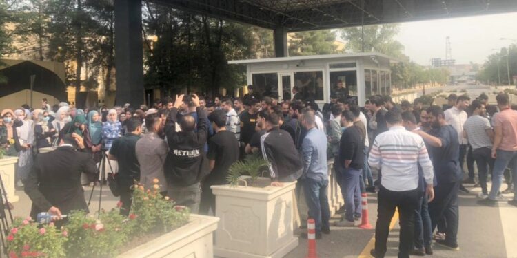 تظاهرة أمام مبنى مجلس وزراء إقليم كوردستان