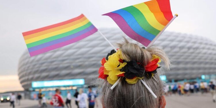 بريطانيا تعاقب قطر لمنعها ارتداء (شارات المثليين) في المونديال