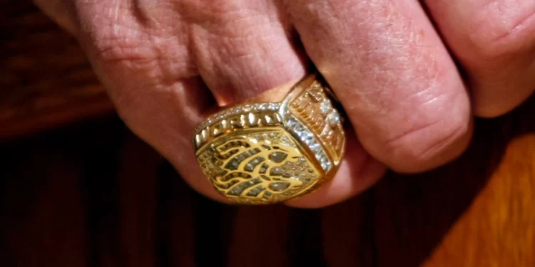 بريطاني يعثر على خاتم من العصور الوسطى يقدر ثمنه بـ35 ألف $