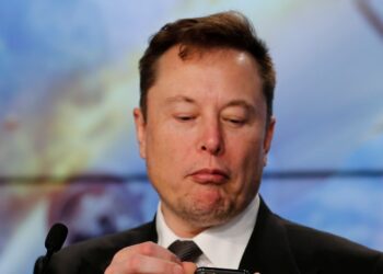 ماسك يفكر في حلـــول إذا أزيل تطبيقه من متجرَيْ آبل وجوجل