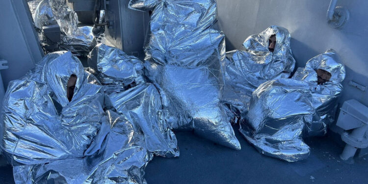 غرق قارب مهاجرين وانتشال جثث أطفال والبحث عن مفقودين