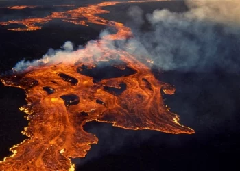 بالفيديــو .. الحمم تتدفق مجدداً من أكبر بركان نشط في العالم