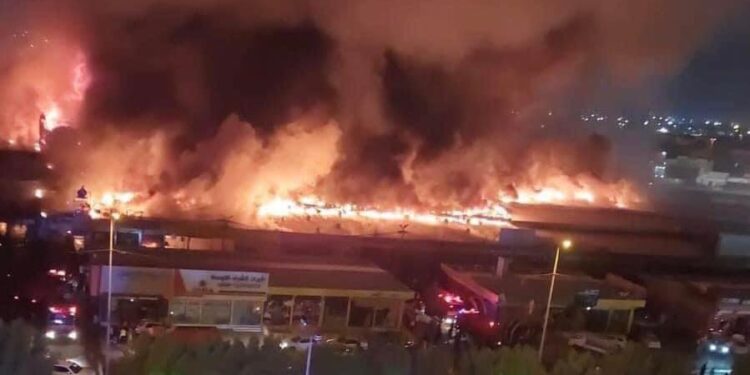 بالصور أضرار كبيرة تلحق بالمدينة المائية في النجف إثر حريق هائل