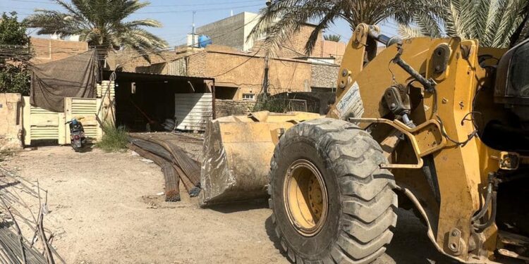 حملة ضد التجاوزات في بغداد + صور