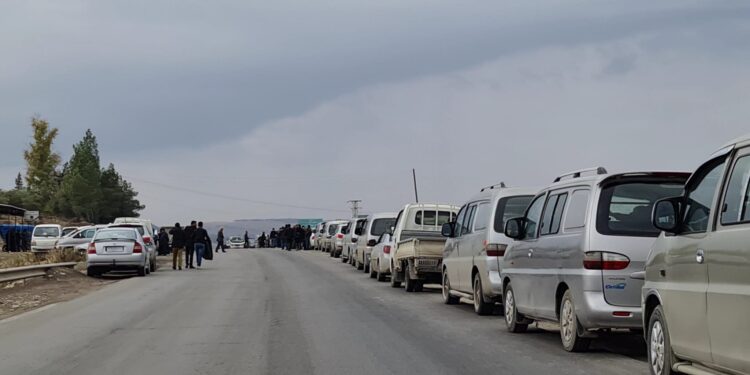 طابور لجثامين سوريين غرقى بالطريق إلى ذويهم