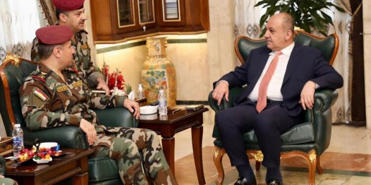 وزير الدفاع يستقبل رئيس أركان البيشمركة والبحث بالتعاون العسكري (ومنع تسلل الارهابيين)