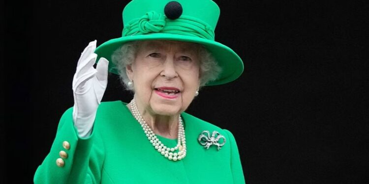 ليس الشيخوخة.. كتاب بريطاني جديد يكشف المرض المتسبب في وفاة الملكة إليزابيث