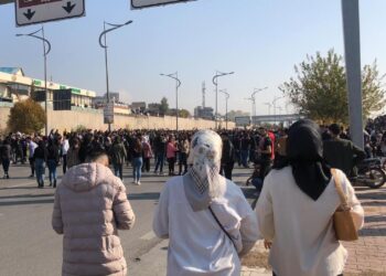 سقوط قنبلة دخانية في مدرسة ابتدائية بالخطأ بالسليمانية ..(تصيب هلع وإصابات للطلاب)