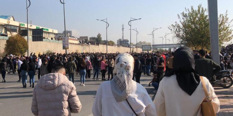 سقوط قنبلة دخانية في مدرسة ابتدائية بالخطأ بالسليمانية ..(تصيب هلع وإصابات للطلاب)