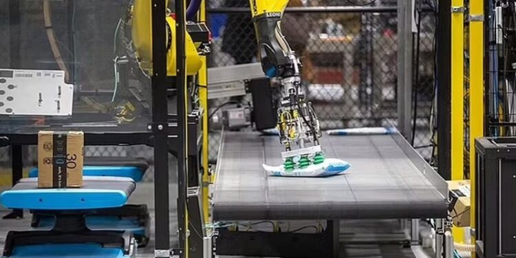 أمازون تطور ذراعا روبوتية