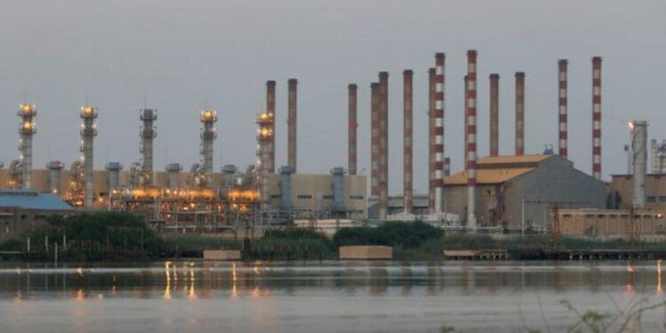 دعوة نيابية لانشاء “غرفة عمليات” تراقب النفط من استخراجه ولغاية تصديره